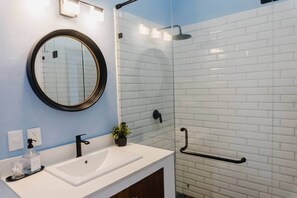 Dusche, Haartrockner, Seife, Toilettenpapier