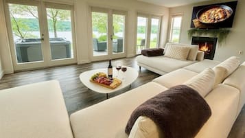 TV, fireplace