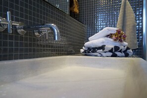 シャワー、ヘアドライヤー、タオル、石鹸