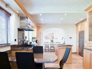 Cottage | Private kitchen | Dishwasher, cookware/dishes/utensils - Cae Coch (Brynteg)