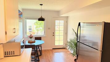 Mikrovågsugn, ugn, spishäll och grytor/köksredskap