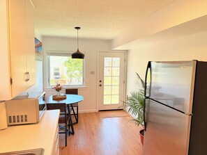 Microwave, oven, stovetop, cookware/dishes/utensils - Entire Private Guest Suit/ UC Berkeley / SF (El Cerrito)