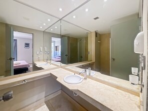 Apartment, 1 Bedroom, Smoking, Balcony | Bathroom