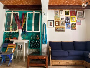 Smart-TV, Kamin, DVD-Player, Bücher