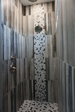 Dusche, Haartrockner, Handtücher, Toilettenpapier