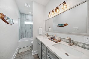 淋浴设施、吹风机、毛巾、卫生纸