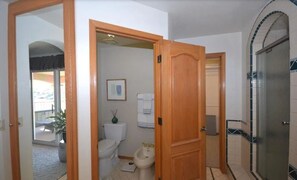 Bañera de hidromasaje, secador de pelo, toallas, jabón