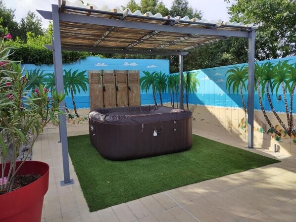 Outdoor spa tub