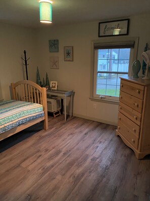 2 bedrooms, WiFi - York Beach home  Long sands (York)