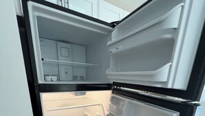 Una cocina moderna con refrigerador y microondas integrados.