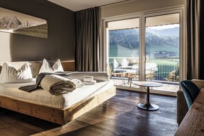 Kahden hengen panoraamahuone, vuoristonäköala | Minibaari, tallelokero huoneessa, työpöytä