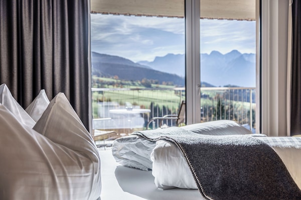 Habitación doble panorámica, vista a la montaña | Minibar, caja de seguridad en la habitación y escritorio