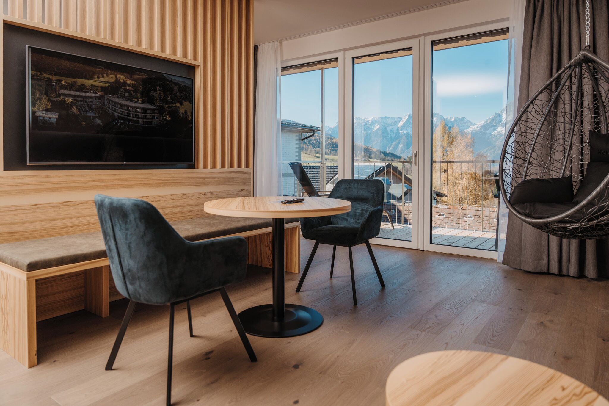 Deluxe Suite | Living area | 100-cm flat-screen TV with cable channels, foosball, table tennis