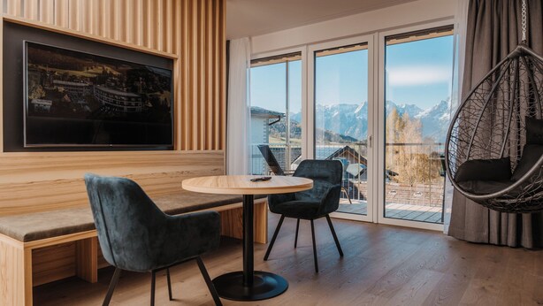 Deluxe Suite | Living area | 100-cm flat-screen TV with cable channels, foosball, table tennis - Landhotel das Stocker (Vorderstoder)