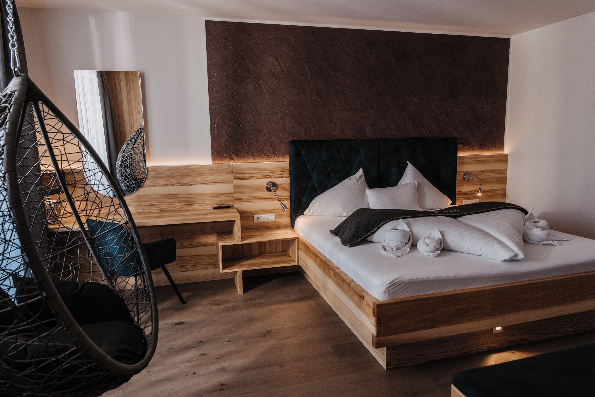 ห้องดีลักซ์สวีท | มินิบาร์, ตู้นิรภัยในห้องพัก, โต๊ะทำงาน, พื้นที่ทำงานแบบใช้แล็ปท็อป