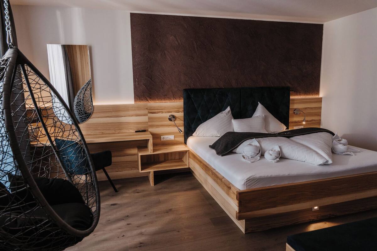 Deluxe-sviitti | Minibaari, tallelokero huoneessa, työpöytä