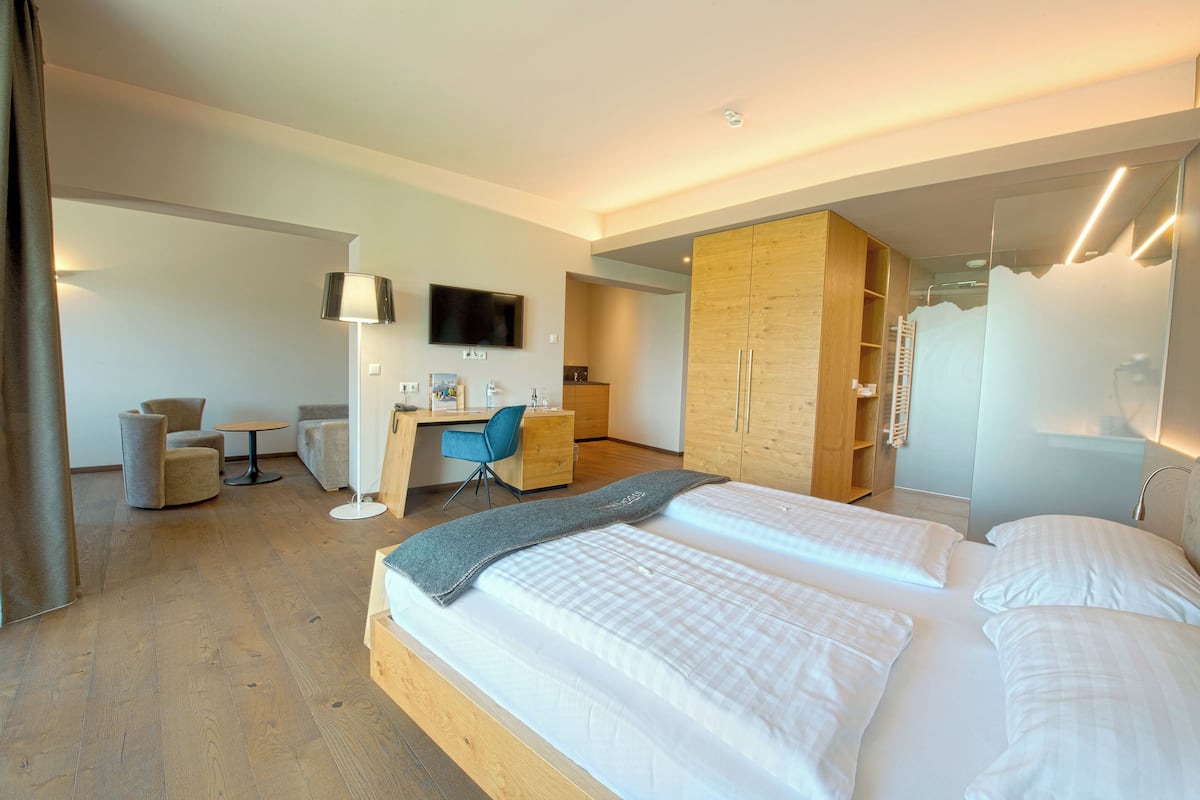 Junior Suite, Mountain View | 1 bedroom, minibar, in-room safe, desk