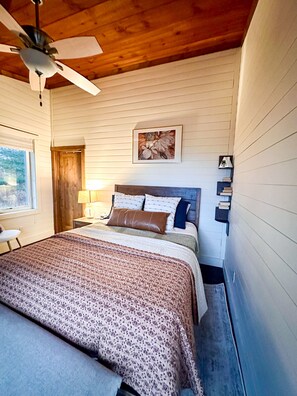 5 makuuhuonetta, työpöytä, silitysrauta/-lauta, vauvan matkasänky