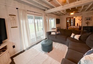 Smart TV, fireplace, table football, books - Spacious 5-bedroom A-Frame in South Haven with view of Lake Michigan (South Haven)