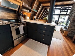 Coffee/tea maker, fridge, microwave, oven - Spacious 5-bedroom A-Frame in South Haven with view of Lake Michigan (South Haven)