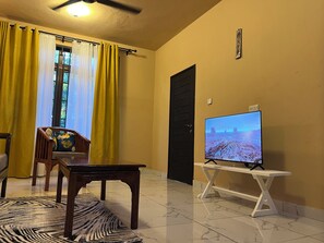 TV - Luxury 1-Bedroom Escape – Steps from Kilifi Beach w/private pool & Coastal Charm (Kilifi)