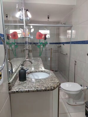 Haartrockner, Handtücher, Toilettenpapier