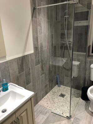 Mökki | Kylpyhuone | Suihku