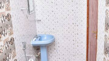 Ducha, artículos de tocador gratuitos, pantuflas, toallas