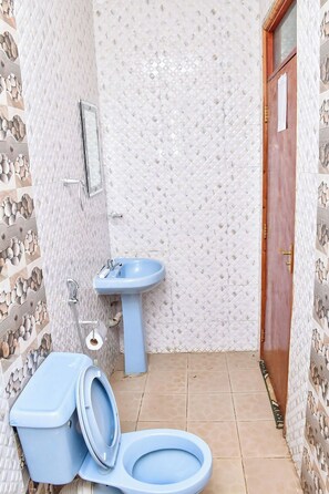 Shower, free toiletries, slippers, towels - Rosa Gardens Hotel (Muhoroni)