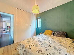 3 bedrooms, desk, Internet, bed sheets