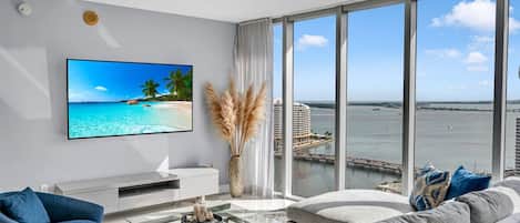 Smart TV, fireplace
