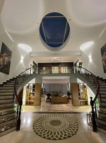 قصر 5 غرف خارج كمبوند