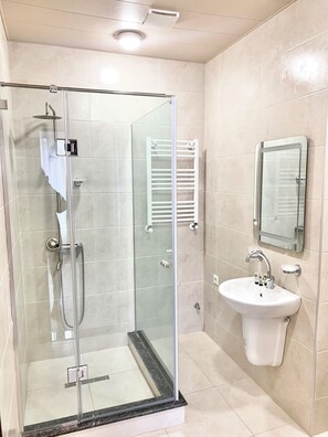 Shower, hair dryer, slippers, towels - Phazisi Hotel (Tbilisi)