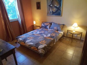1 slaapkamer, een strijkplank/strijkijzer, gratis wifi, beddengoed