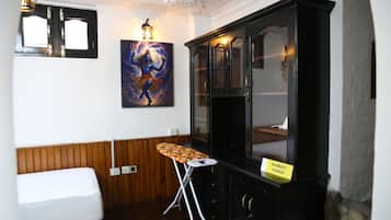 5 bedrooms, iron/ironing board, WiFi, bed sheets