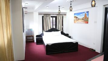 5 bedrooms, iron/ironing board, WiFi, bed sheets