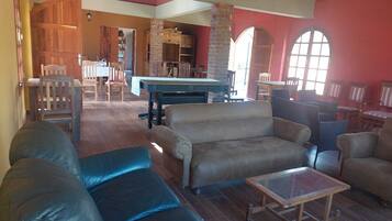 Quarto casal superior, vista para o jardim | Área de estar