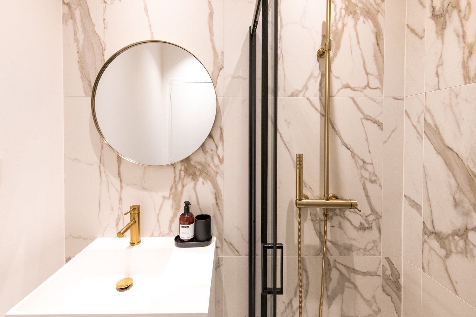 Regadera, amenidades de baño ecológicas, secadora de cabello, toallas 
