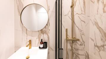 Een douche, milieuvriendelijk toiletgerief, een haardroger, handdoeken