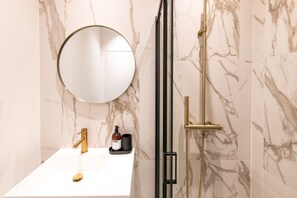 Regadera, amenidades de baño ecológicas, secadora de cabello, toallas