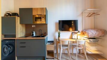 Een koelkast, een microgolfoven, een koffiezetapparaat/waterkoker