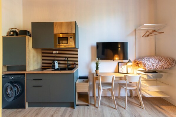 Kühlschrank, Mikrowelle, Wasserkocher mit Kaffee-/Teezubehör, Toaster