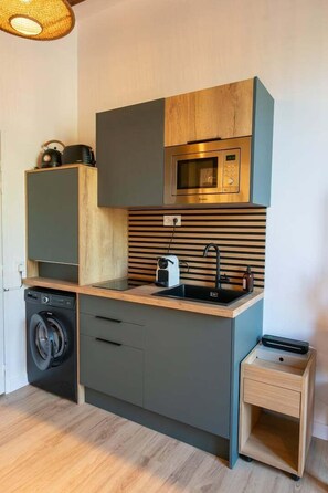 Réfrigérateur, micro-ondes, cafetiÚre/bouilloire, grille-pain