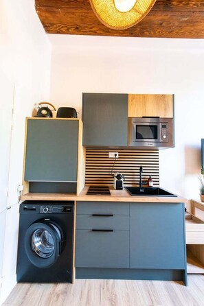 Refrigerador, microondas, cafetera y tetera y tostadora