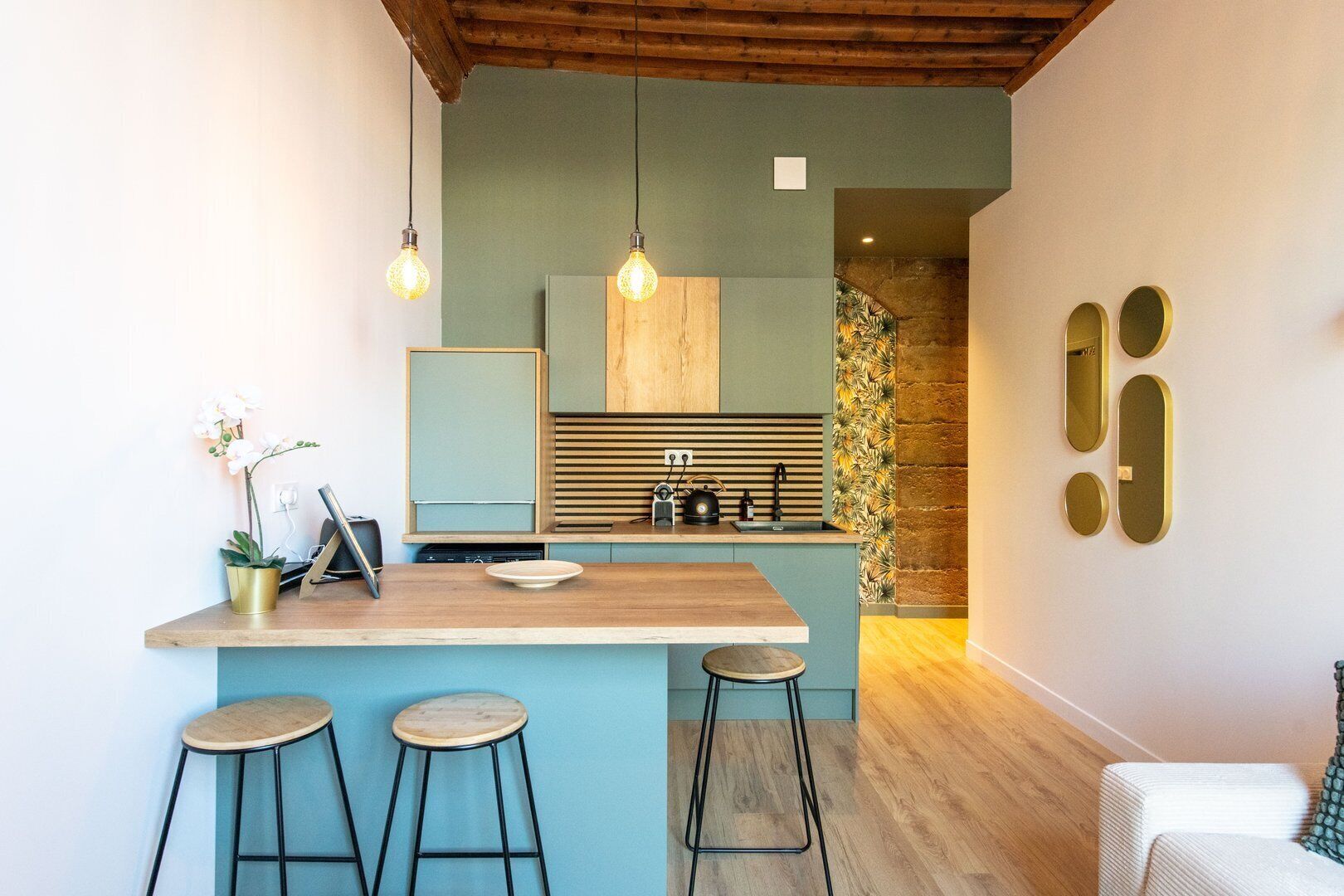 Fridge, oven, coffee/tea maker, toaster