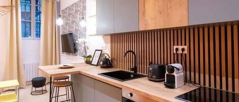 Kylskåp, mikrovågsugn, ugn och kaffe- och tebryggare