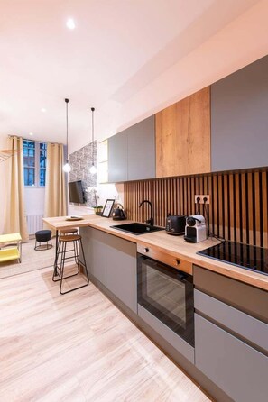Kühlschrank, Ofen, Wasserkocher mit Kaffee-/Teezubehör, Toaster