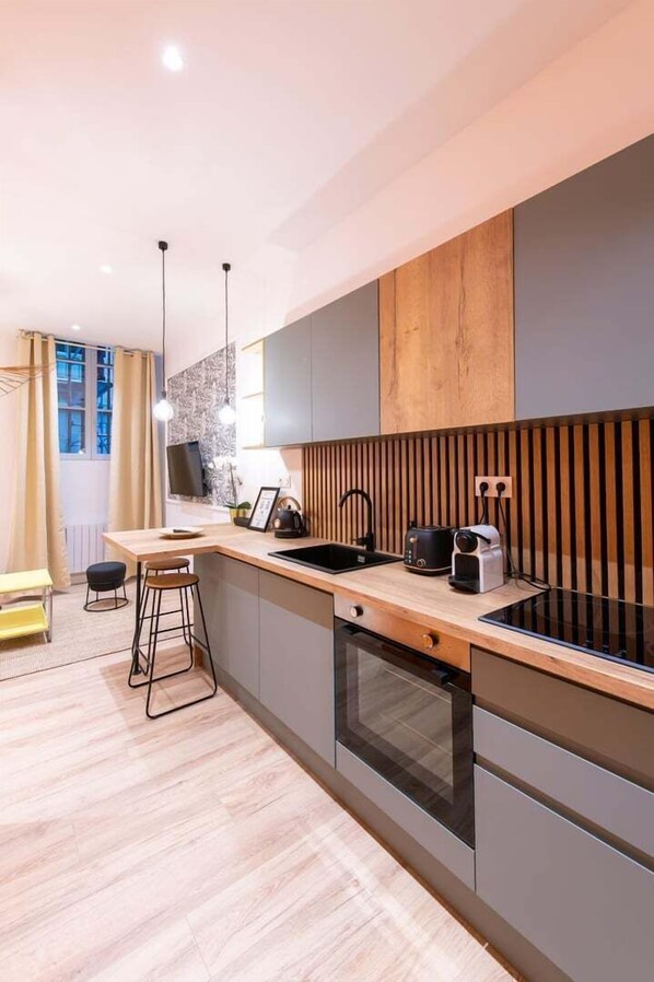 Fridge, microwave, oven, coffee/tea maker