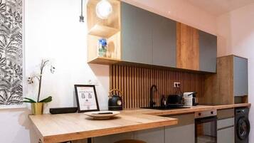 Een koelkast, een microgolfoven, een oven