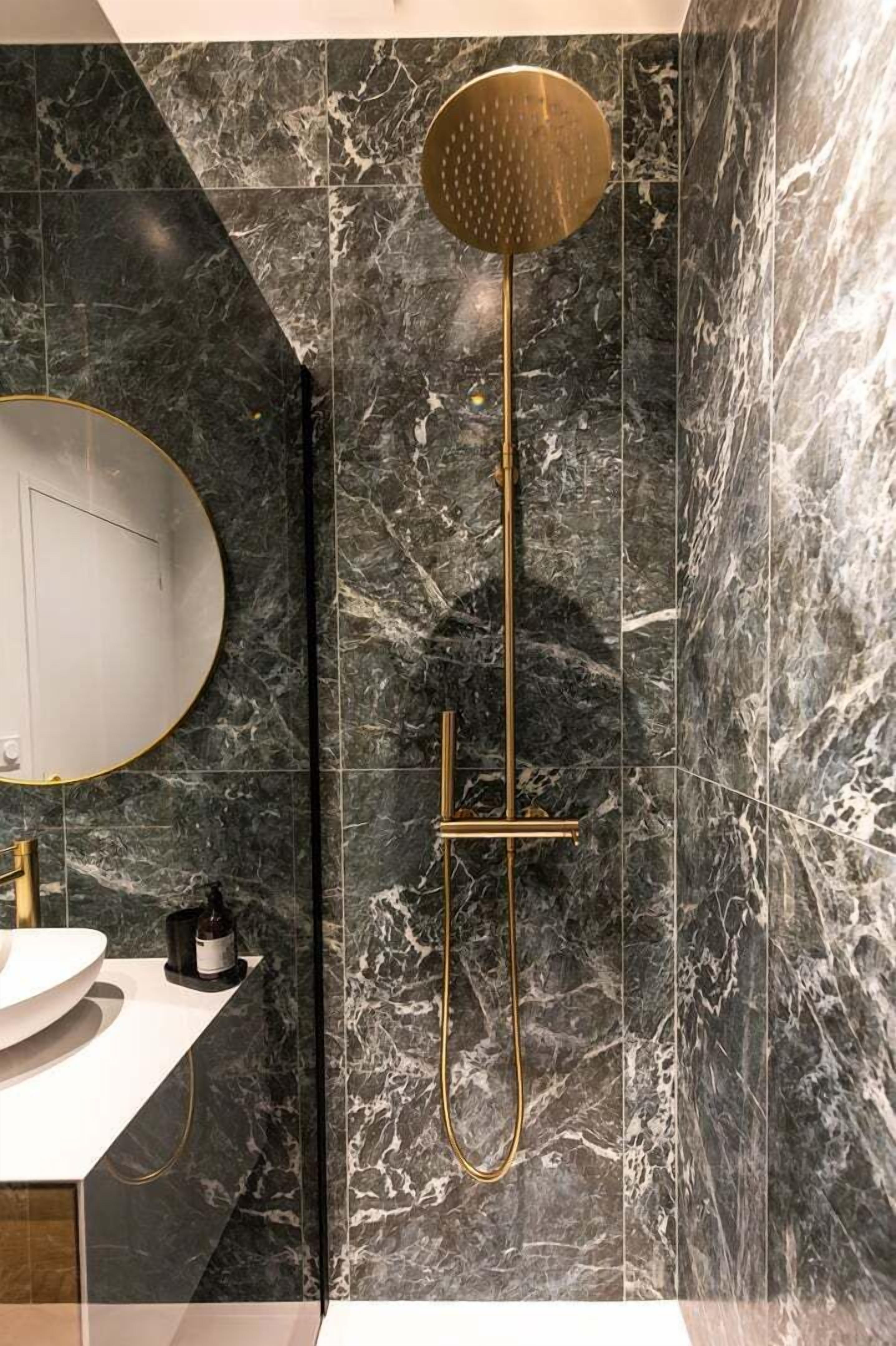 Een douche,  milieuvriendelijk toiletgerief, een haardroger, handdoeken